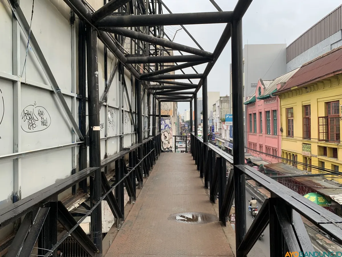 Jembatan Penyebarangan Orang di Pasar Baru, Kota Bandung. (Sumber: ayobandung.id | Foto: Halwa Raudhatul)