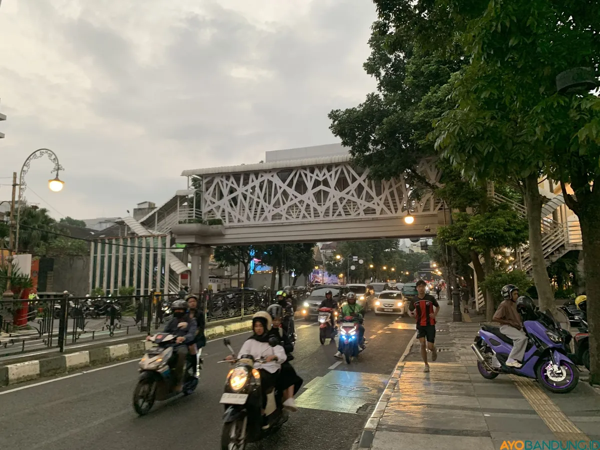 Jembatan Penyebarangan Orang di Jalan Merdeka, Kota Bandung. (Sumber: ayobandung.id | Foto: Halwa Raudhatul)