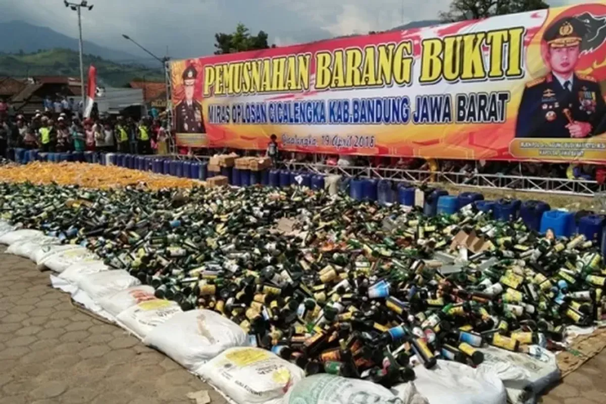 Pemusnahan barang bukti ratusan minuman keras oplosan Cicalengka. (Sumber: Ayobandung)