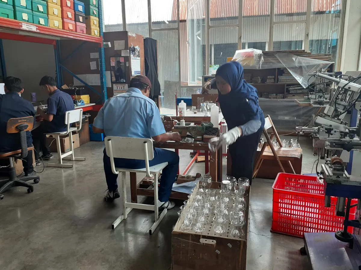 Pekerja sedang mengemas glassware berlabel SUJI produksi Pudak Bandung (Sumber: dokpri | Foto: Sri Maryati)