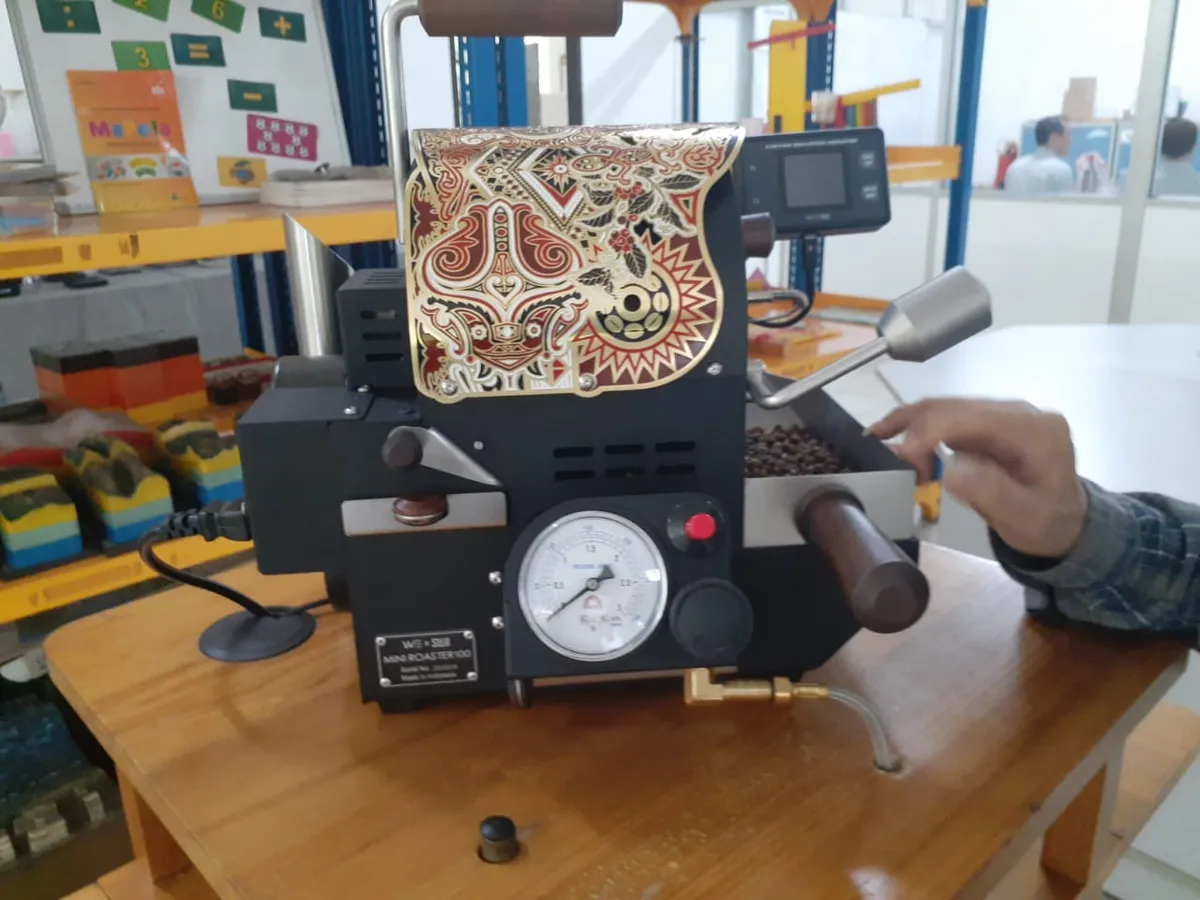 Mesin roaster  kopi bernuansa etnik produksi PT Pudak (Sumber: dokpri | Foto: Sri Maryati)