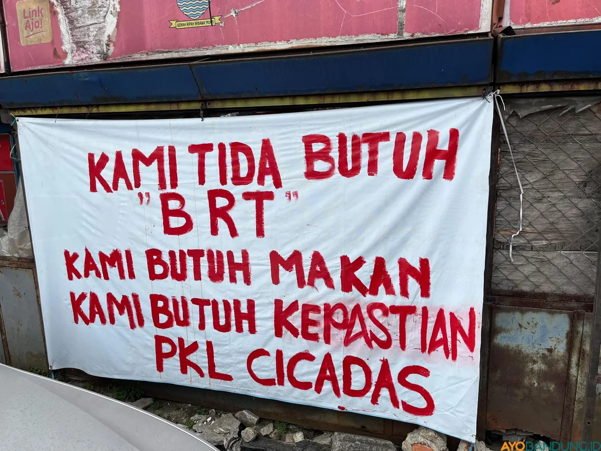 Pedagang Kaki Lima (PKL) di kawasan Cicadas menolak pembangunan jalur Bus Rapid Transit (BRT). (Sumber: ayobandung.id | Foto: Ilham Maulana)