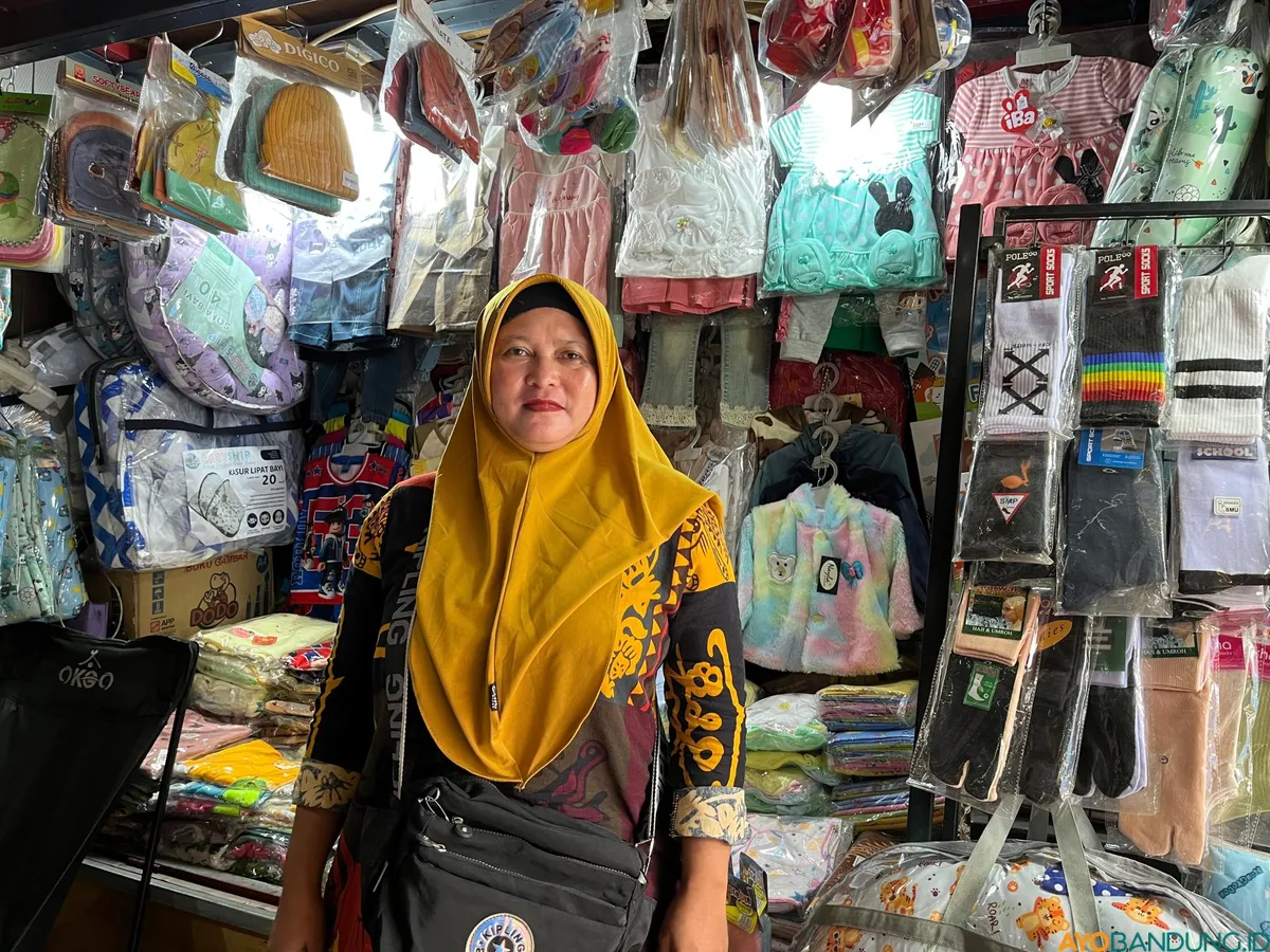 Sunesi, pedagang kaki lima di kawasan Cicadas. (Sumber: ayobandung.id | Foto: Ilham Maulana)