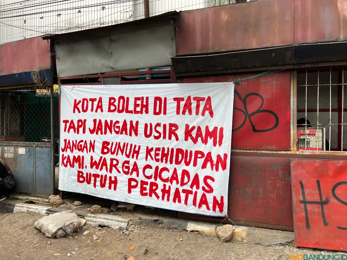 Spanduk protes dari Pedagang Kaki Lima (PKL) di kawasan Cicadas soal pembangunan jalur Bus Rapid Transit (BRT). (Sumber: ayobandung.id | Foto: Ilham Maulana)