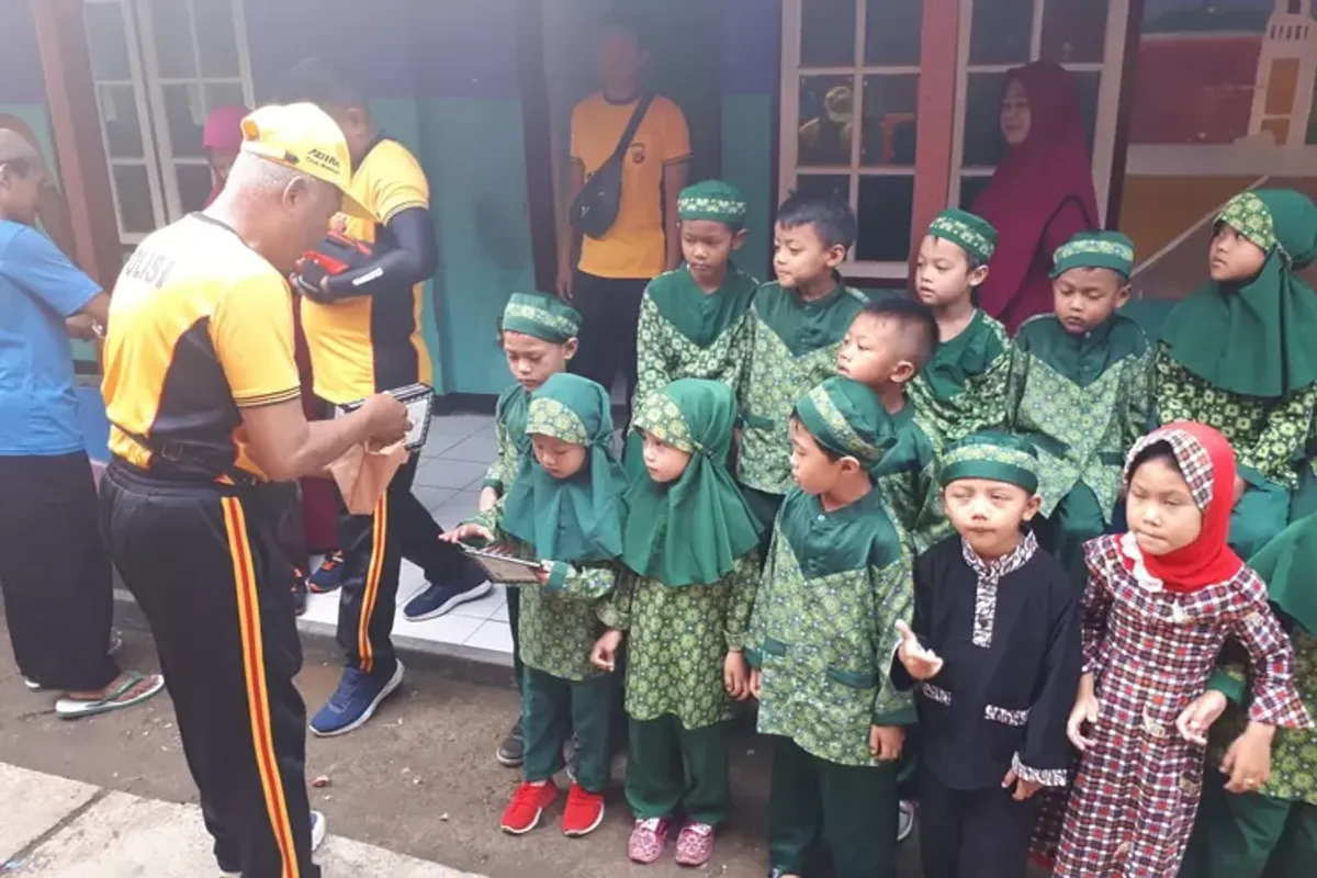 Polsek Katapang menggelar bakti sosial Jumat Berkah di Kecamatan Katapang, Jumat (13/3/2020). (Sumber: Ayobandung.com | Foto: Vina Elvira)