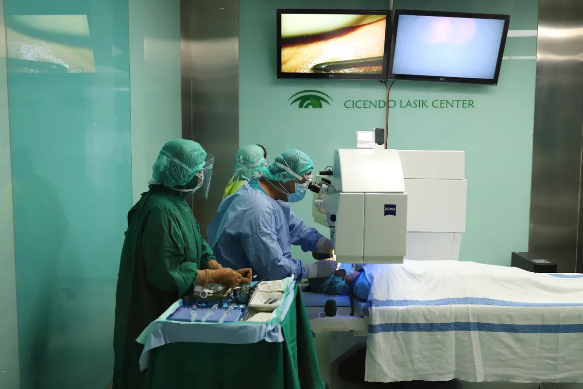 Kegiatan di Lasik Center Rumah Sakit Mata Cicendo Bandung (Sumber: rsmatacicendo.go.id)