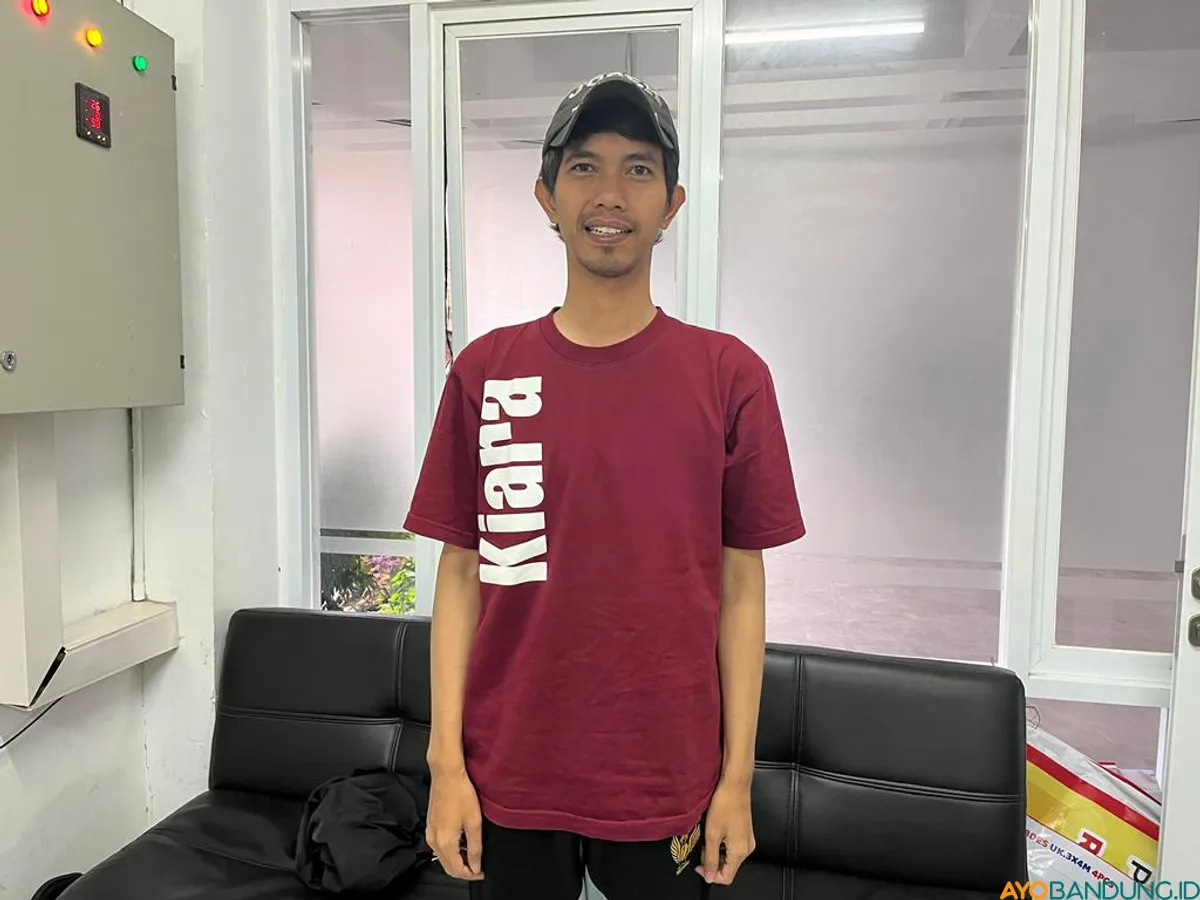 Jaka Sonia, seorang staf keamanan dan ketertiban di Kecamatan Kiaracondong. (Sumber: ayobandung.id | Foto: Lukman Hidayat)