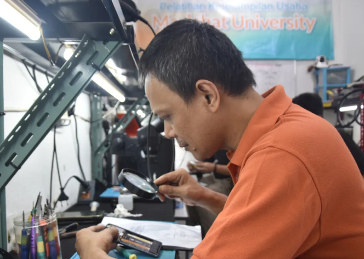 Pelatihan perbaikan AC dan handphone Ini ditujukan bagi masyarakat tidak mampu agar mereka memiliki keterampilan praktis yang bisa langsung diaplikasikan. (Sumber: Dok BSI Maslahat)