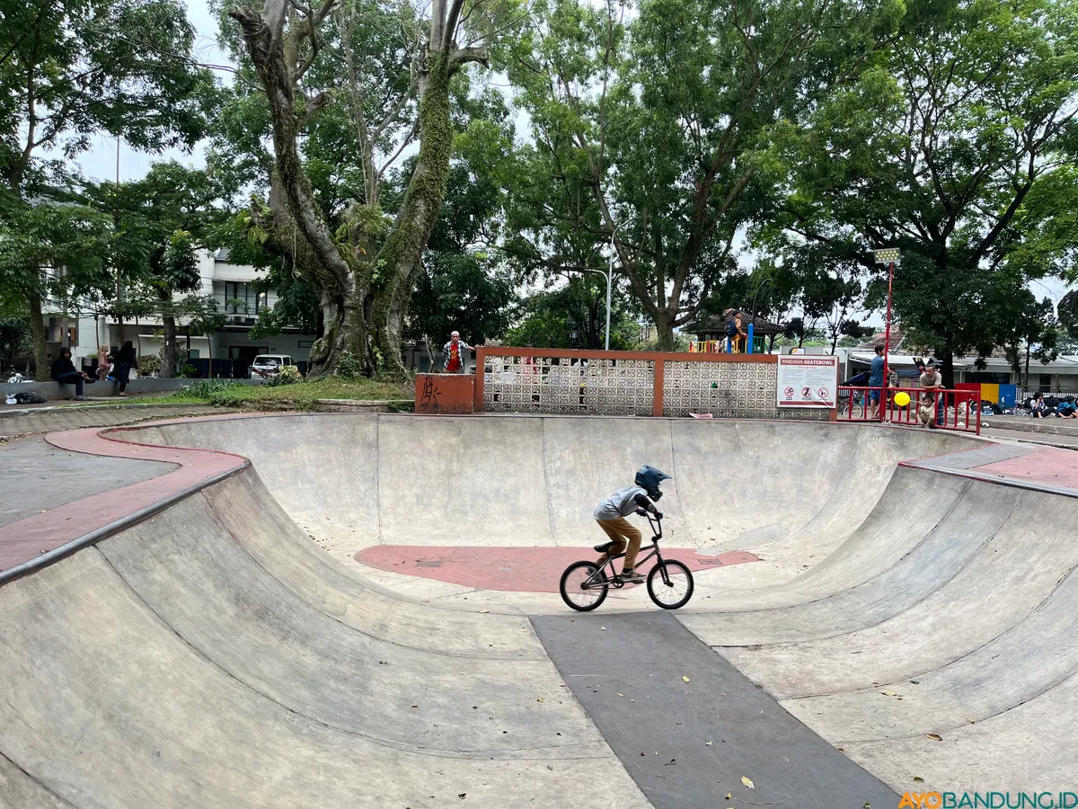 Taman Pandawa menjadi ruang latihan dan harapan bagi atlet sepeda BMX Kota Bandung. (Sumber: ayobandung.id | Foto: Ilham Maulana)