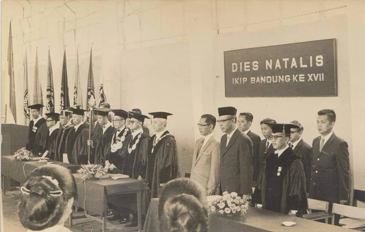 Upacara Dies Natalis IKIP Bandung ke-17 sekitar tahun 1971. (Sumber: Instagram @upilawas)
