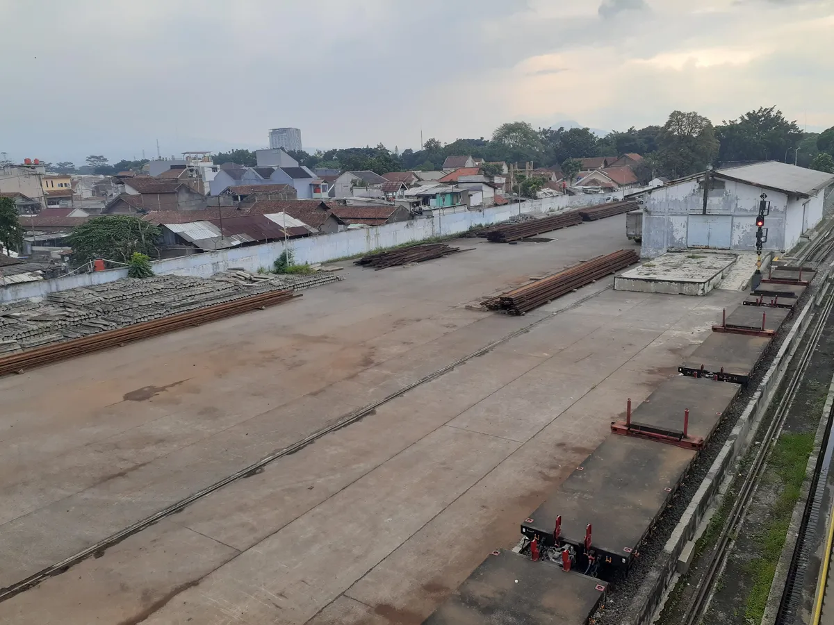 Tampak gudang TPKB dan rangkaian gerbong yag kosong (Sumber: dokpri | Foto: Totok Siswantara)
