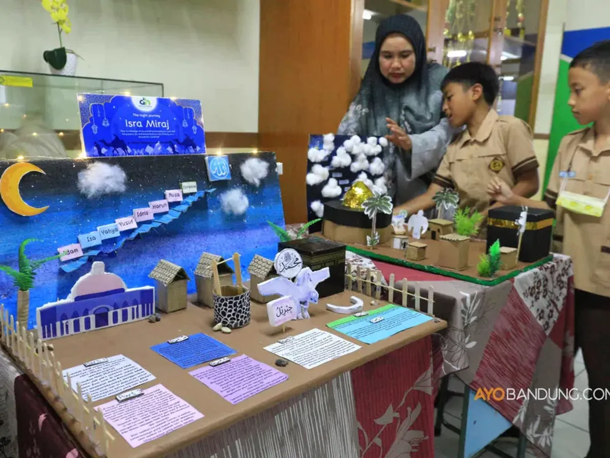Kegiatan Gebyar Isra Mi'raj di Kampus SD Darul Hikam Bandung. (Sumber: Ayobandung.com | Foto: Irfan Al-Faritsi)