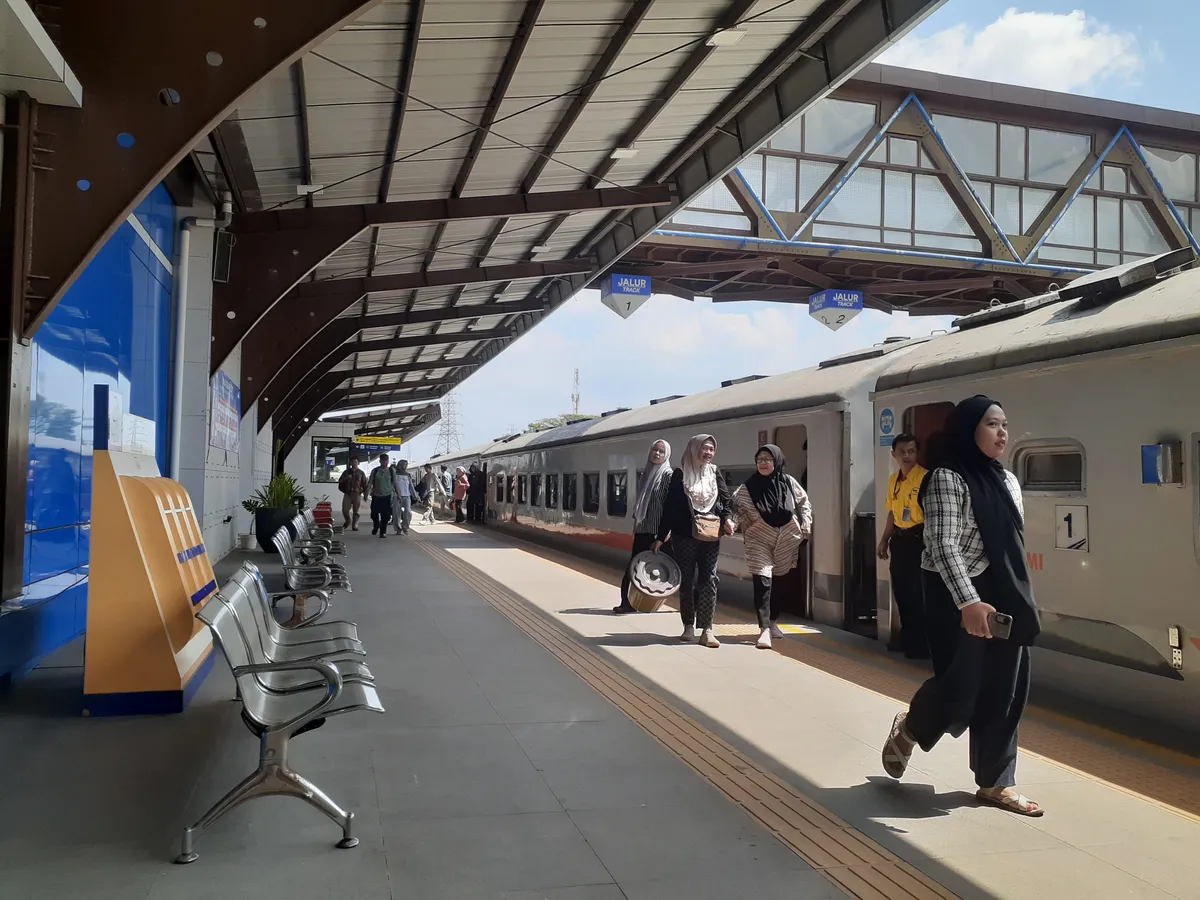 Kaum penglaju yang turun di stasiun Rancaekek (Sumber: dokumen pribadi | Foto: Sri Maryati)