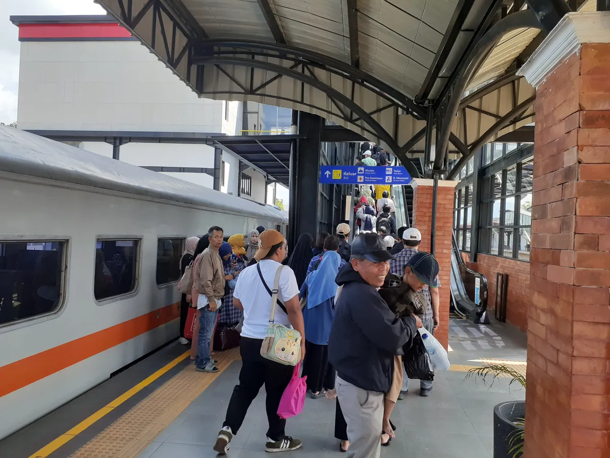 Kaum penglaju yang turun di stasiun Cicalengka (Sumber: dokumen pribadi | Foto: Sri Maryati)