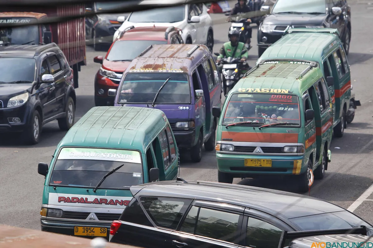 Angkutan umum di Kota Bandung. (Sumber: ayobandung.id | Foto: Irfan Al Faritsi)