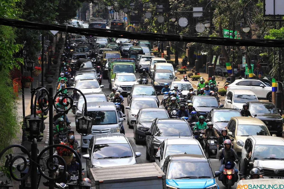 Kendaraan pribadi mendominasi arus lalu lintas di Kota Bandung, Juli 2024. (Sumber: ayobandung.id | Foto: Irfan Al Faritsi)