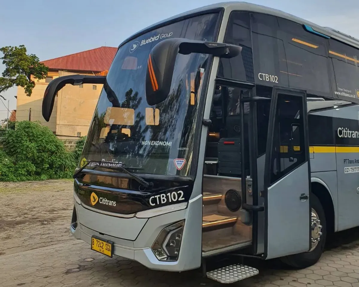 Armada Cititrans Busline dengan Kode Bodi CTB-102 Terparkir di pool Cititrans SuciBusline, Bandung pada 30 Oktober 2025. (Sumber: Dokumentasi Penulis | Foto: Dean 'Izzan Rahmani)