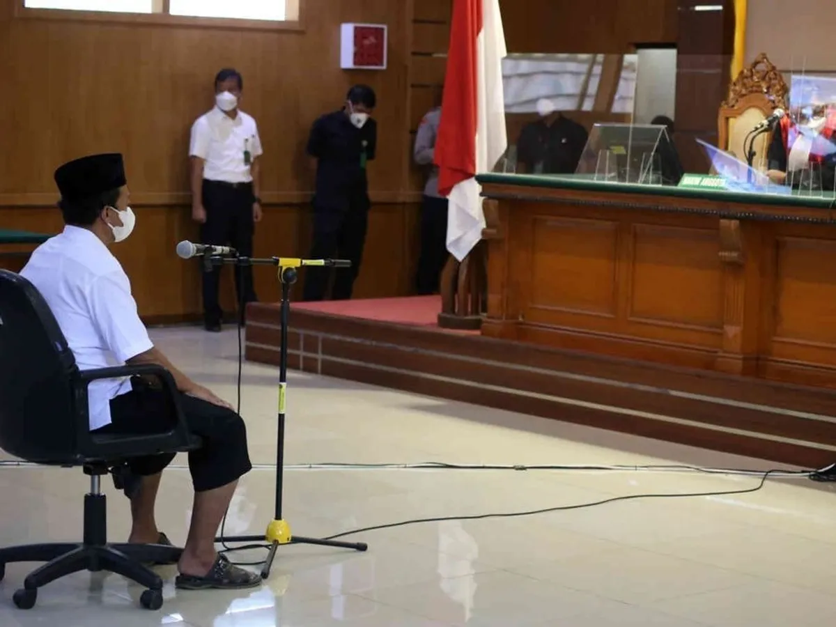 Herry Wirawan saat menjaani persidangan di Pengadilan Negeri Bandung. (Sumber: Ayobandung | Foto: Irfan Al Faritsi)