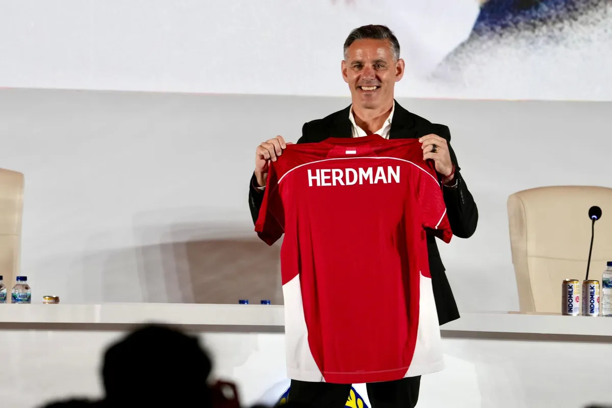 Kepincut atas prestasi John Herdman, 3 Januari 2026 yang lalu, PSSI pun tidak ragu dan secara resmi menunjuknya sebagai kepala pelatih baru tim nasional Indonesia. (Sumber: Kemenpora)