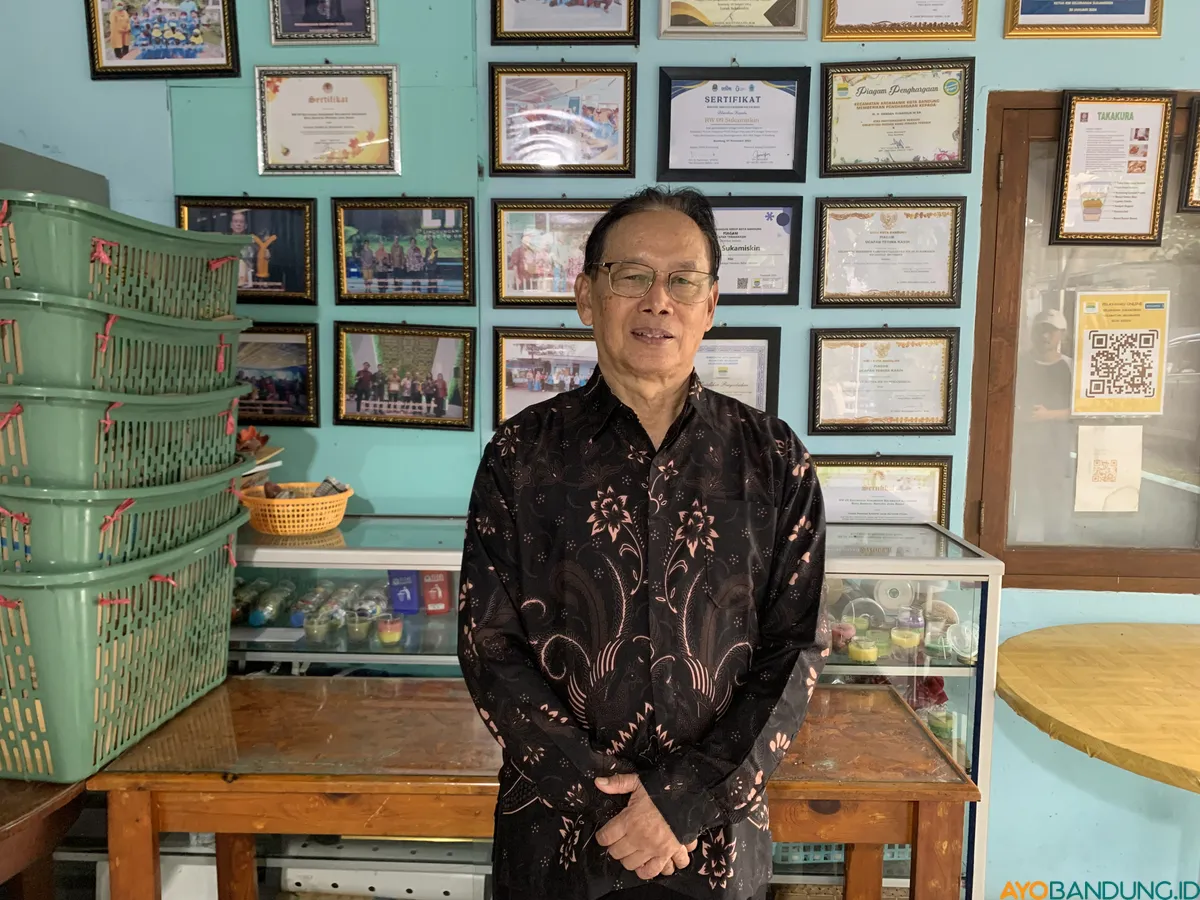 Ketua RW 09 Sukamiskin, Dandan Sunardja. (Sumber: ayobandung.id | Foto: Halwa Raudhatul)