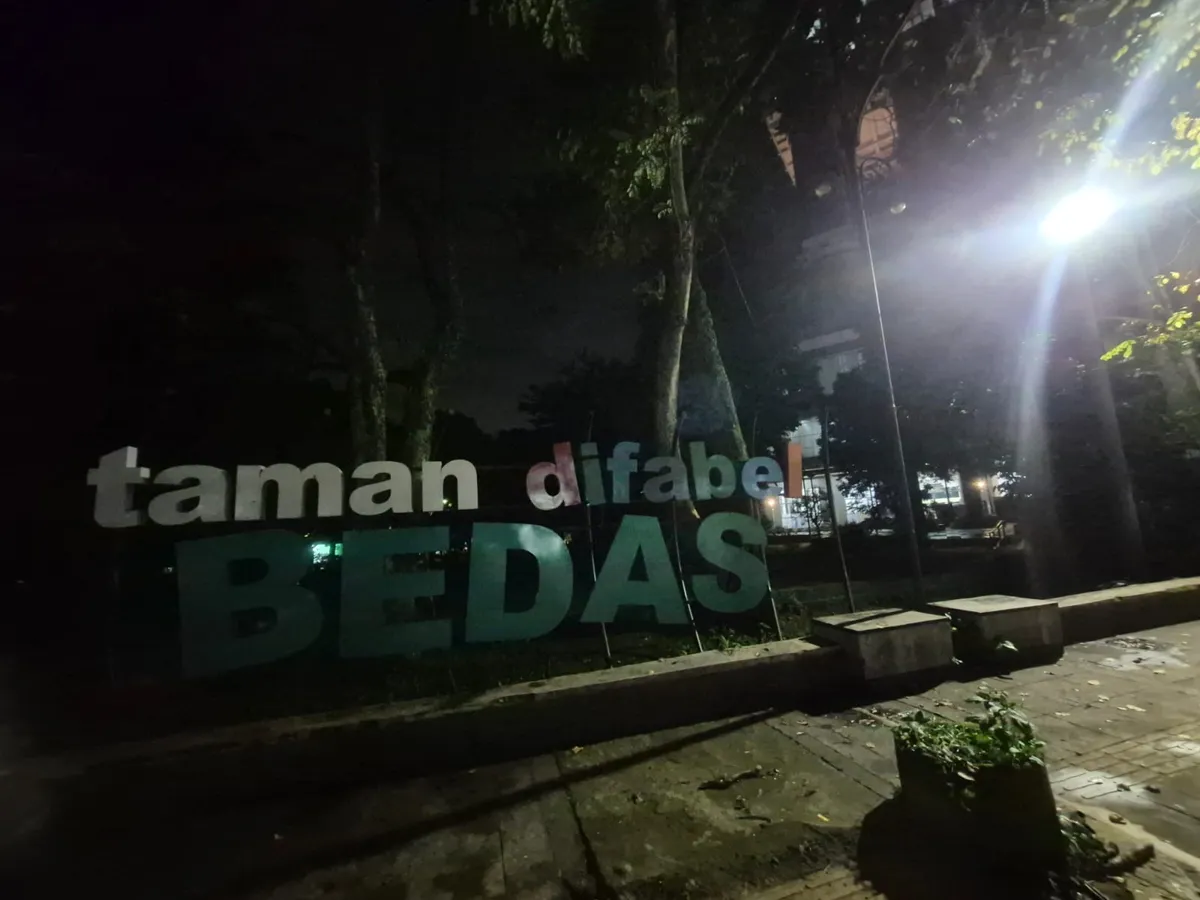 Tampak Depan (dari jalan raya) (Sumber: Dokumentasi Pribadi)