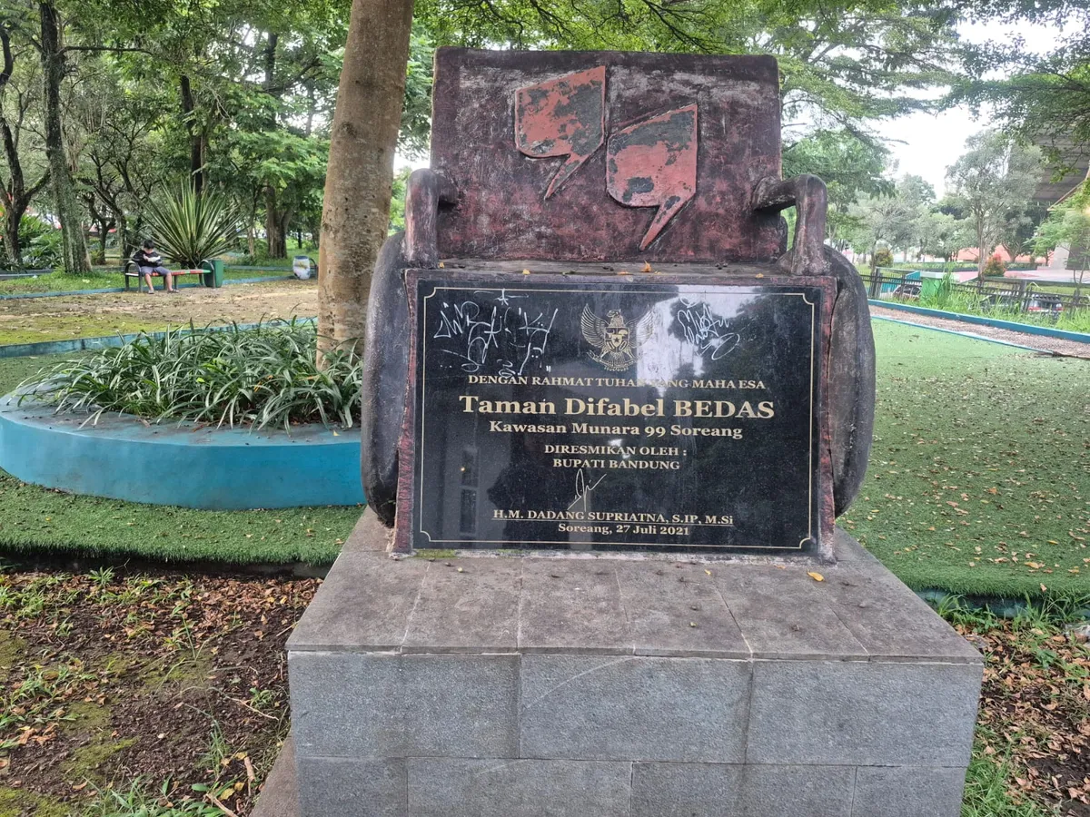 Vandalisme-Coretan Pada Tugu (Sumber: Dokumentasi Pribadi)