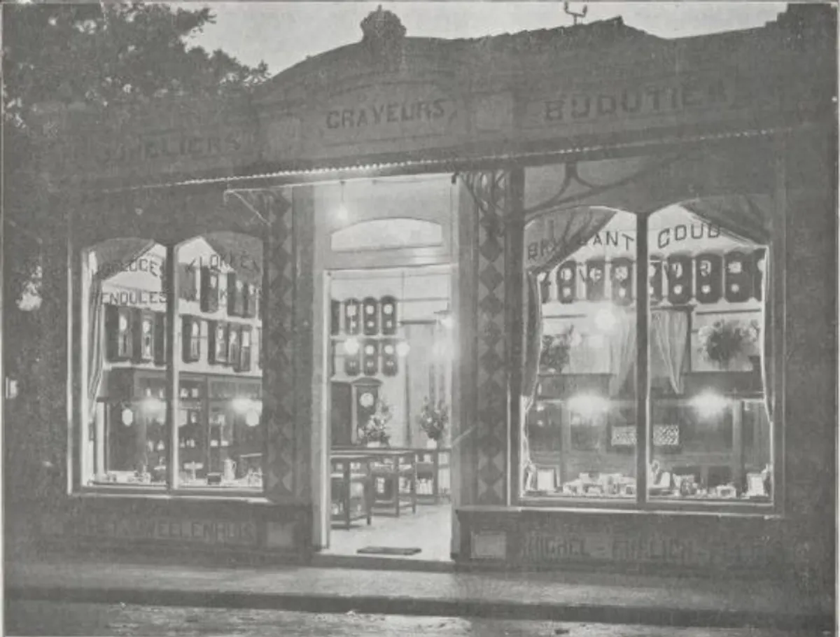 Gambar etalase toko jam Michel Ehrlich Fuld di Bragaweg No. 76. (Sumber: De Jaarbeurs en Bandoeng 1921)