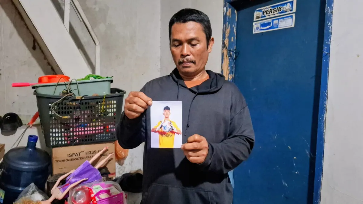 Pihak keluarga menunjukkan foto Rizki Nurfadilah.