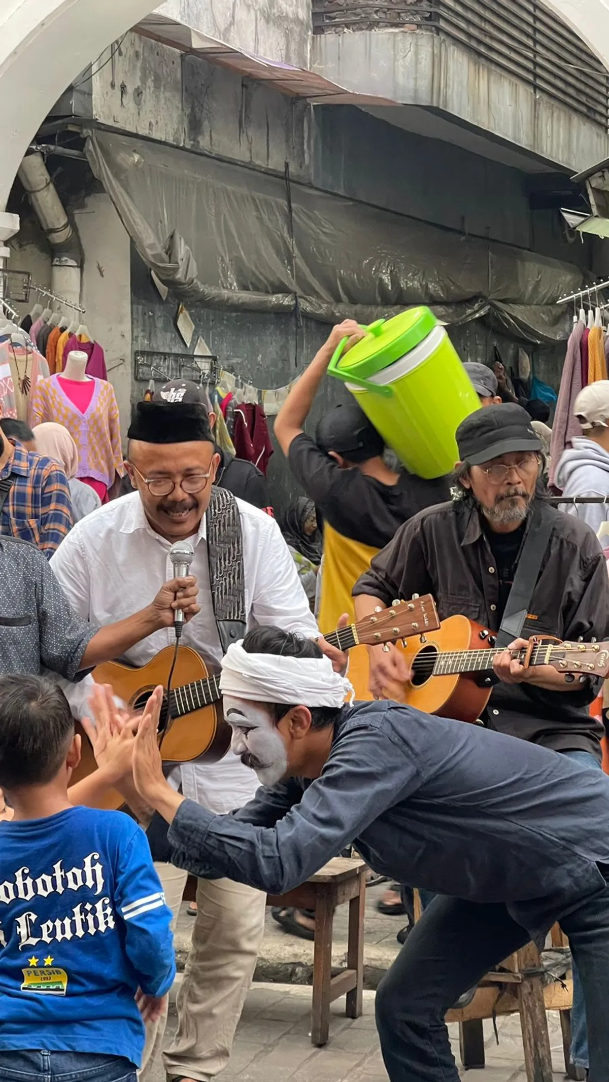 Wanggi Hoed, Adew Habtsa, Abah Omtris sedang melakukan pertunjukan dia acara Konser Trotoar dalam rangka peringatan Konferensi Asia Afrika 2023 yang digagas oleh Komunitas Seni dan Musik Balada Manjing Manjang (Sumber: Arsip Pribadi Penulis | Foto: Penulis)