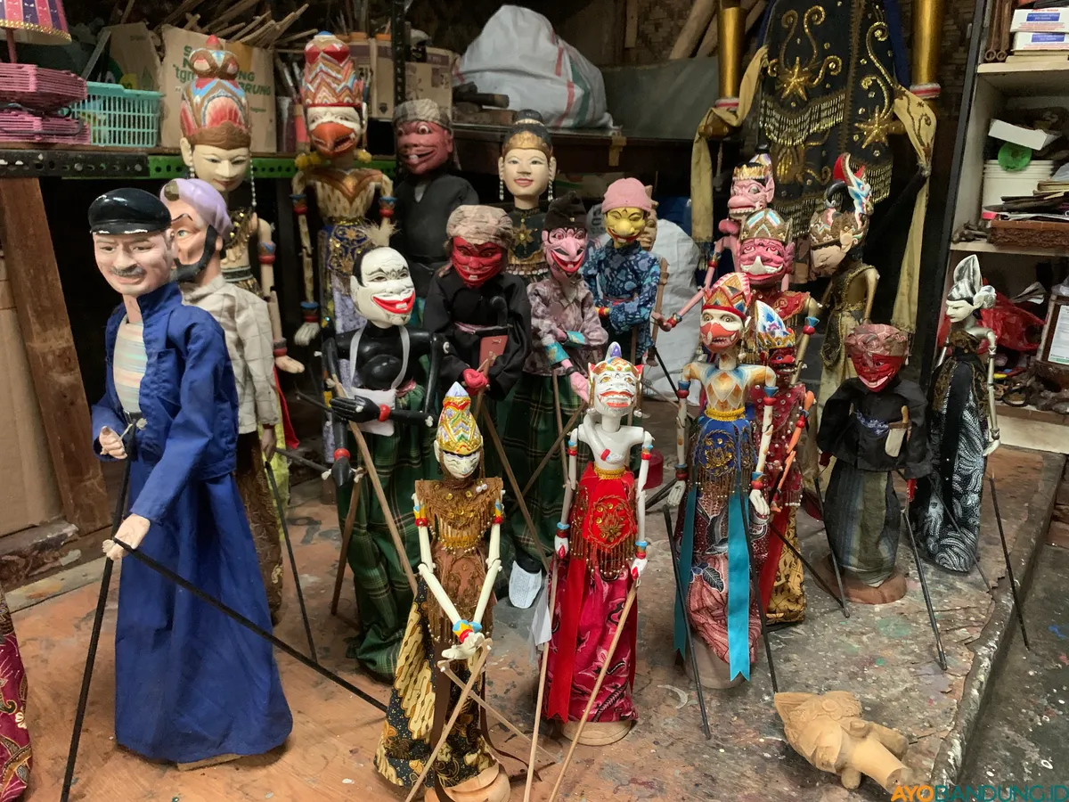 Wayang golek di galeri Alan Ruchiat. (Sumber: ayobandung.id | Foto: Halwa Raudhatul)