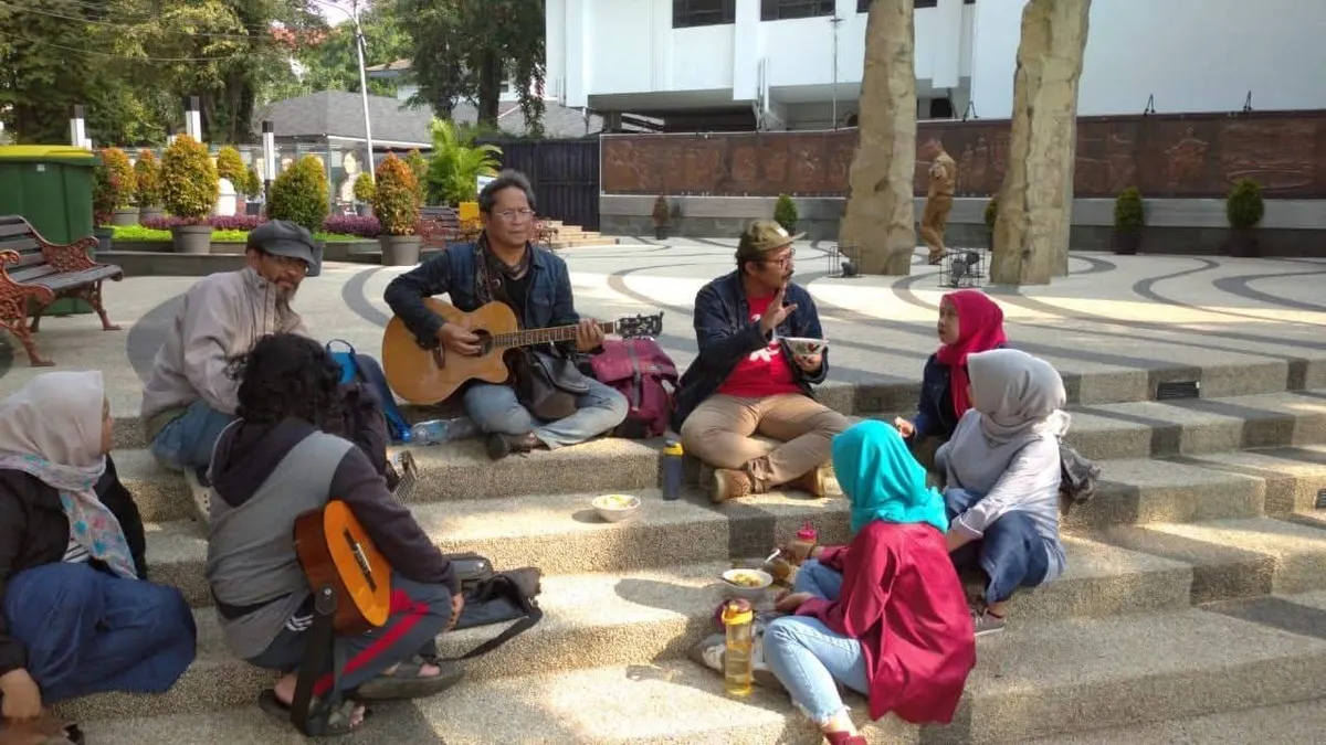 berdiskusi dan bersantai di Taman Sejarah Kota Bandung (Sumber: Arsip Pribadi Penulis | Foto: Penulis)