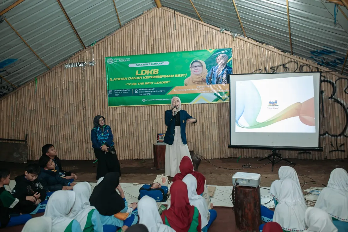 Nunung Kurniasih, Kepala Sekolah dan Adzkia Putrika Sari Supriadi, Presiden BEST periode 2017/2018 tengah menyampaikan materi LDKB (Latihan Dasar Kepemimpinan BEST) di Family Camp Kiara Payung, Jatinangor, Sumedang, Jumat (23/1/2026). (Sumber: Dokumentasi Sekolah)
