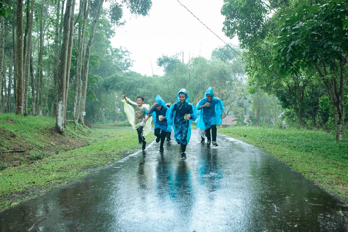 Hujan deras tak menyulutkan semangat Aa Akil bersama teman-temannya asyik mengikuti lomba with game dari pos 3 ke terakhir, Jumat (23/1/2026). (Sumber: Dokumentasi Sekolah)