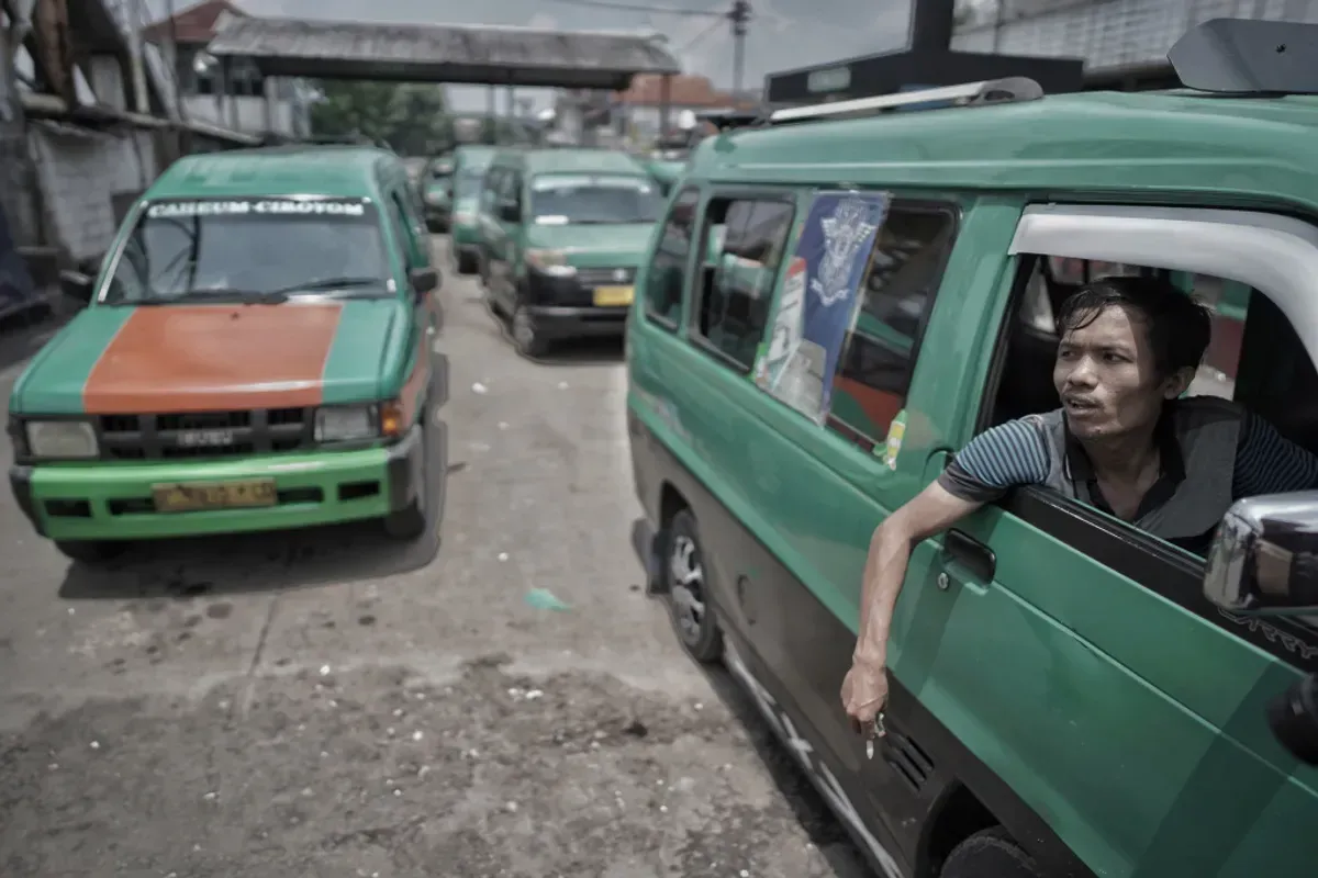 Sopir angkot trayek Cicaheum-Ciroyom saat menunggu kedatangan penumpang. (Sumber: AyoBandung | Foto: Kavin Faza)