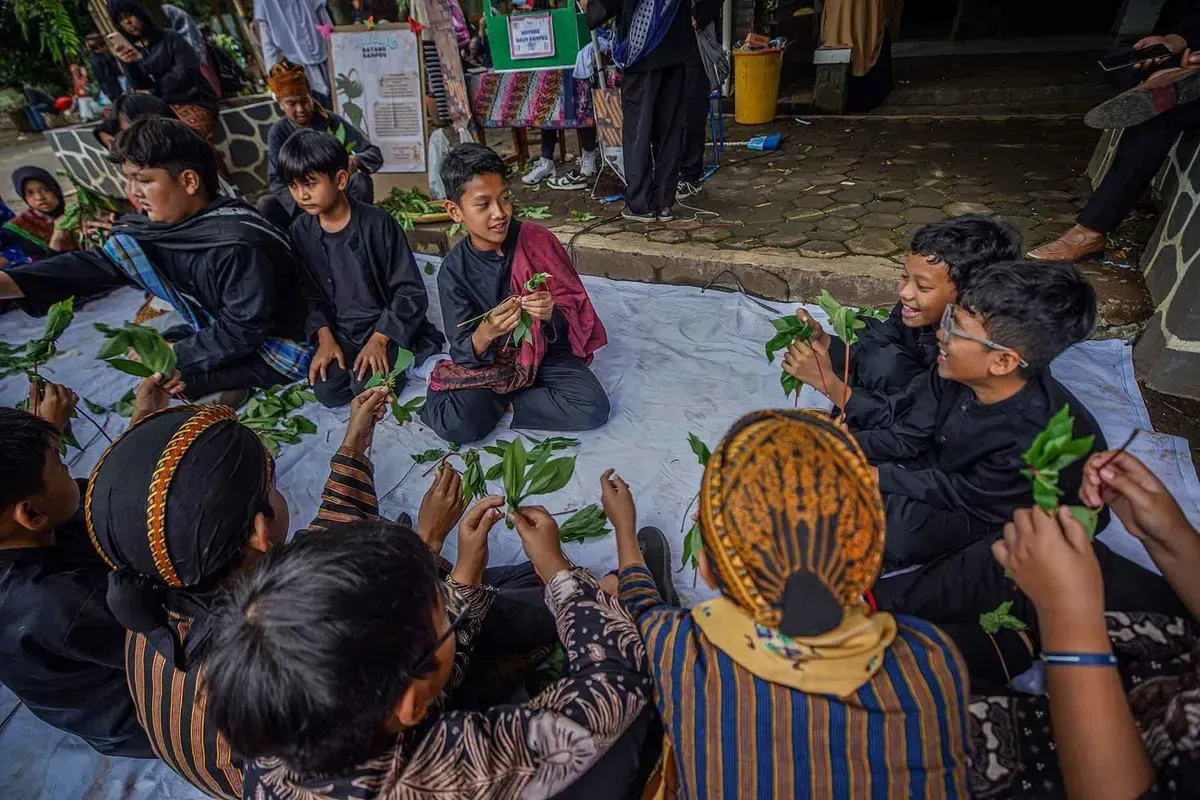 Siswa mengikuti kegiatan permainan tradisional di SDN 164 Karangpawulang, Jalan Karawitan, Kota Bandung, Kamis 5 Desember 2024. (Sumber: Ayobandung.id | Foto: Kavin Faza)
