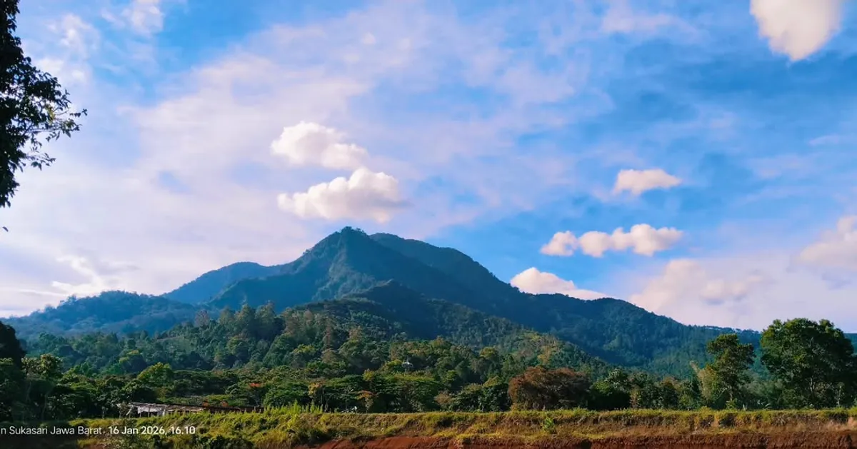 Lapang panca waluya dengan view gunung manglayang dan gunung geulis foto (Sumber: Instagram @buper_kiarapayung | Foto: Istimewa)