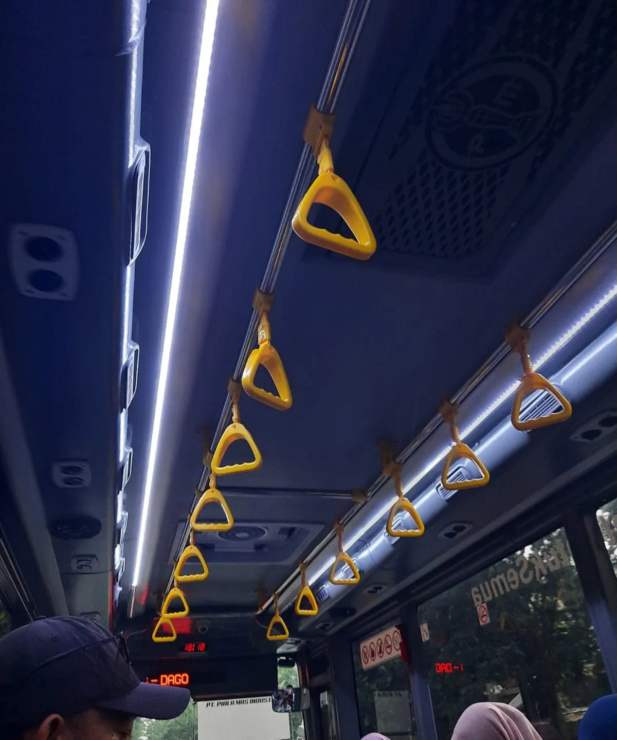 Ketika hari mulai gelap lampu LED dinyalakan (Sumber: Dokumentasi Penulis)