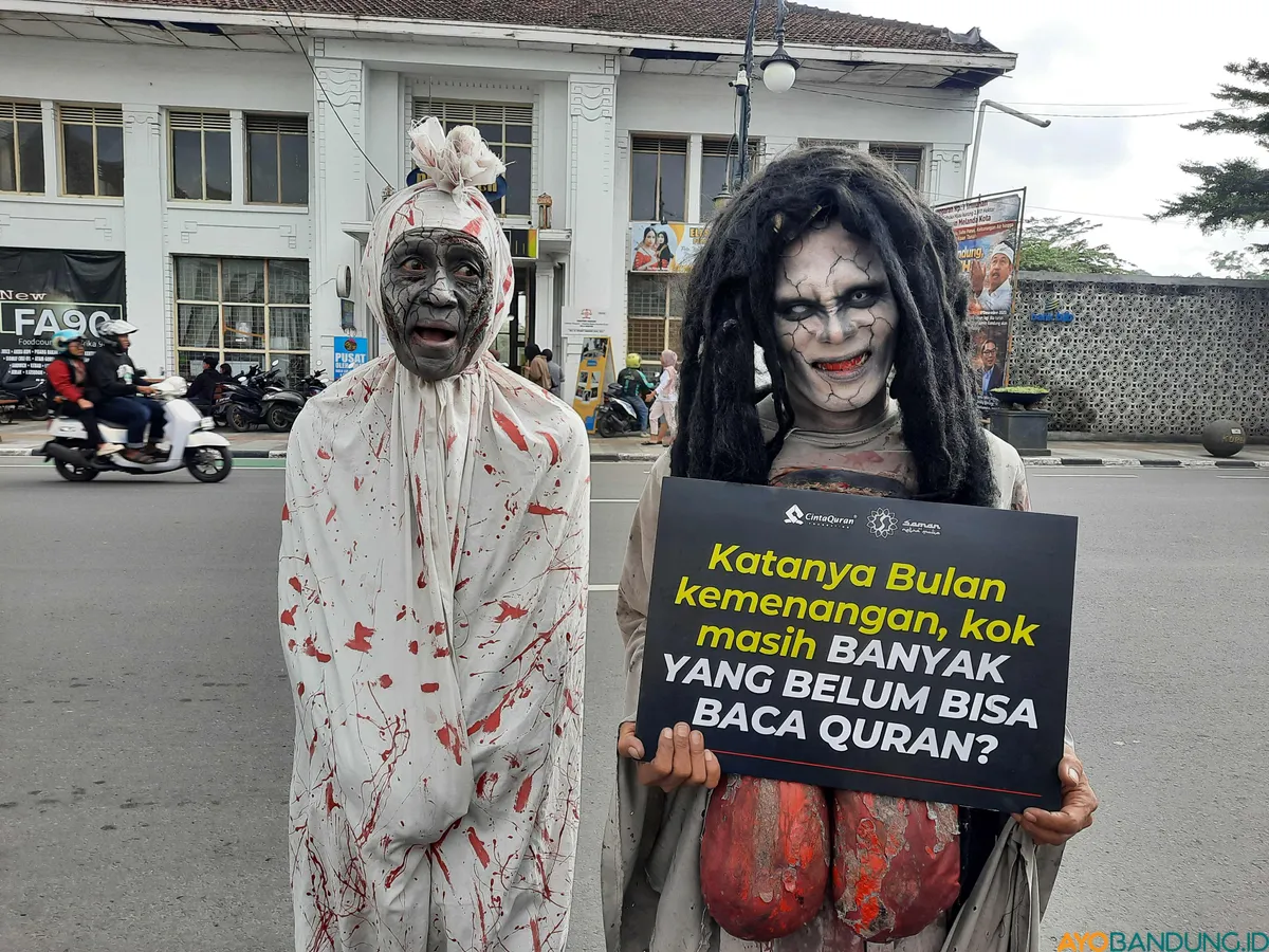 Agung dan Martin, cosplayer hantu di Jalan Asia Afrika, Kota Bandung. (Sumber: ayobandung.id | Foto: Nisrina Nuraini)