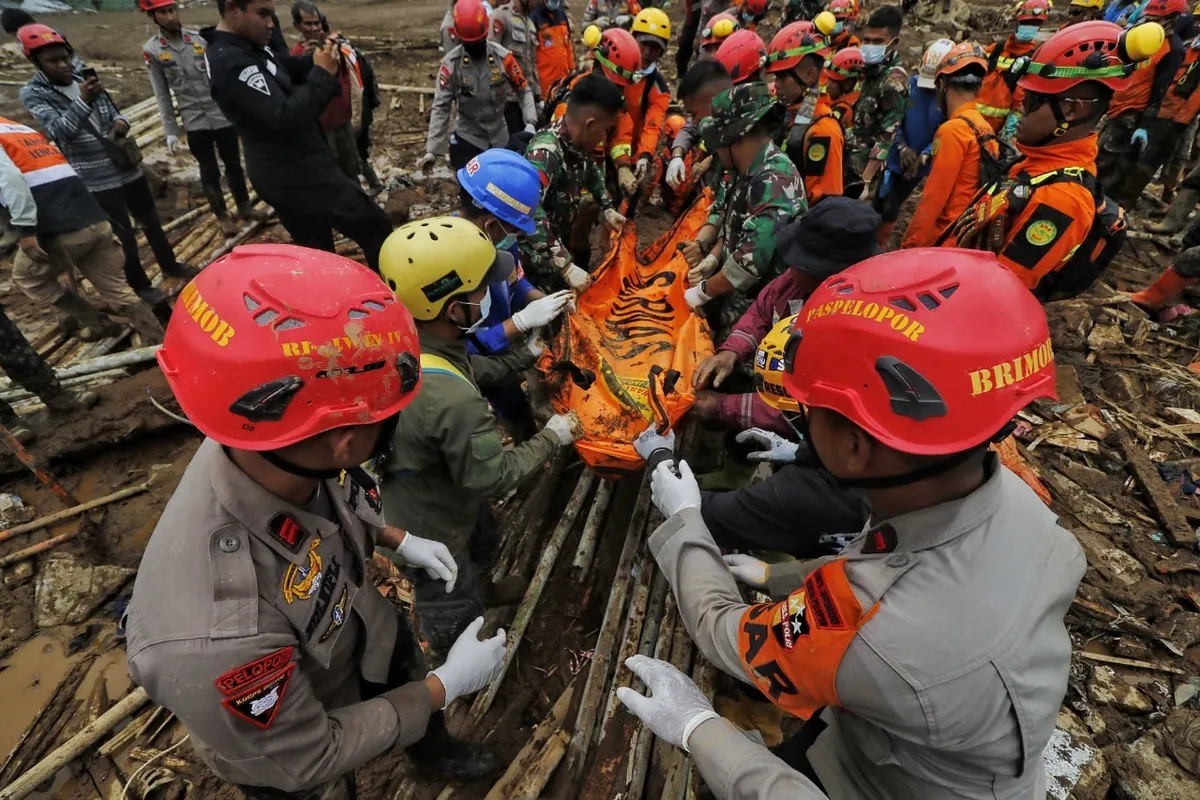 Proses evakuasi jenazah bencana longsor Cisarua, Bandung Barat. (Sumber: Ayobandung | Foto: Irfan Al Faritsi)