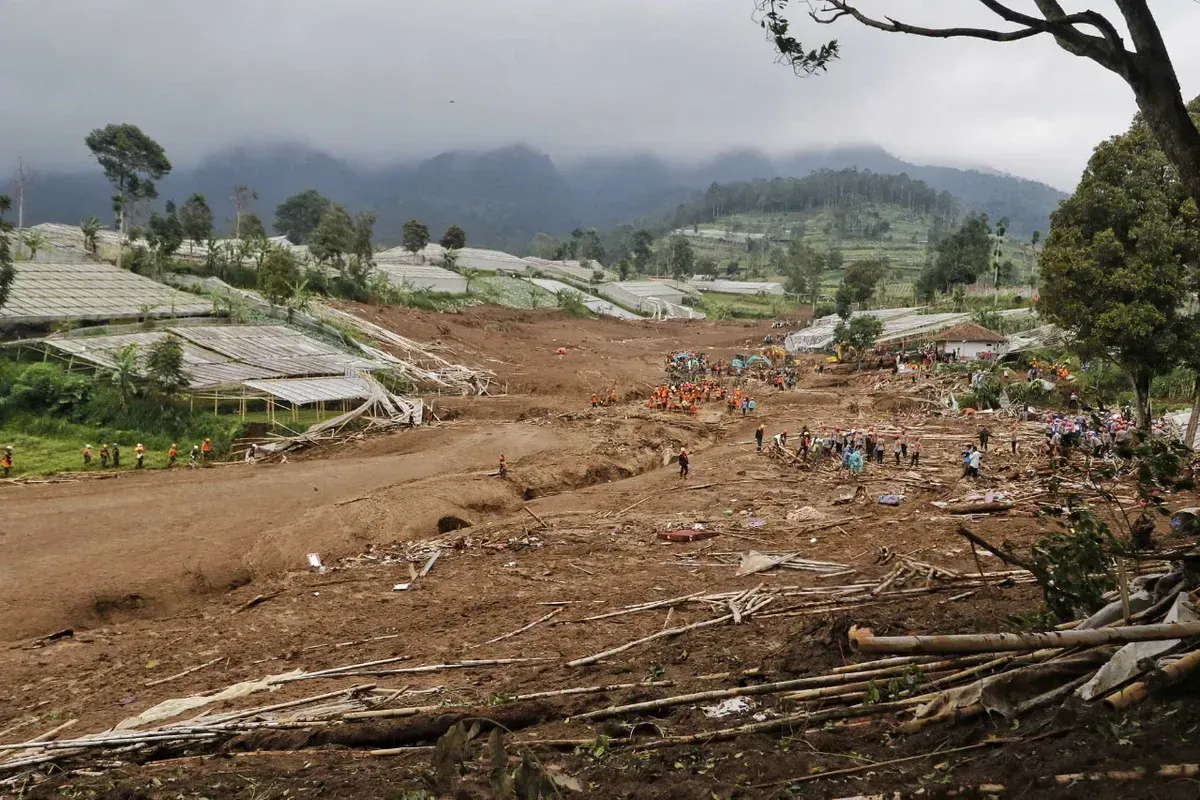 Longsoran tanah yang mengubur pemukiman warga di Desa Pasirlangu, Kecamatan Cisarua, Kabupaten Bandung Barat (Sumber: Ayobandung.com | Foto: Irfan Al-Faritsi)