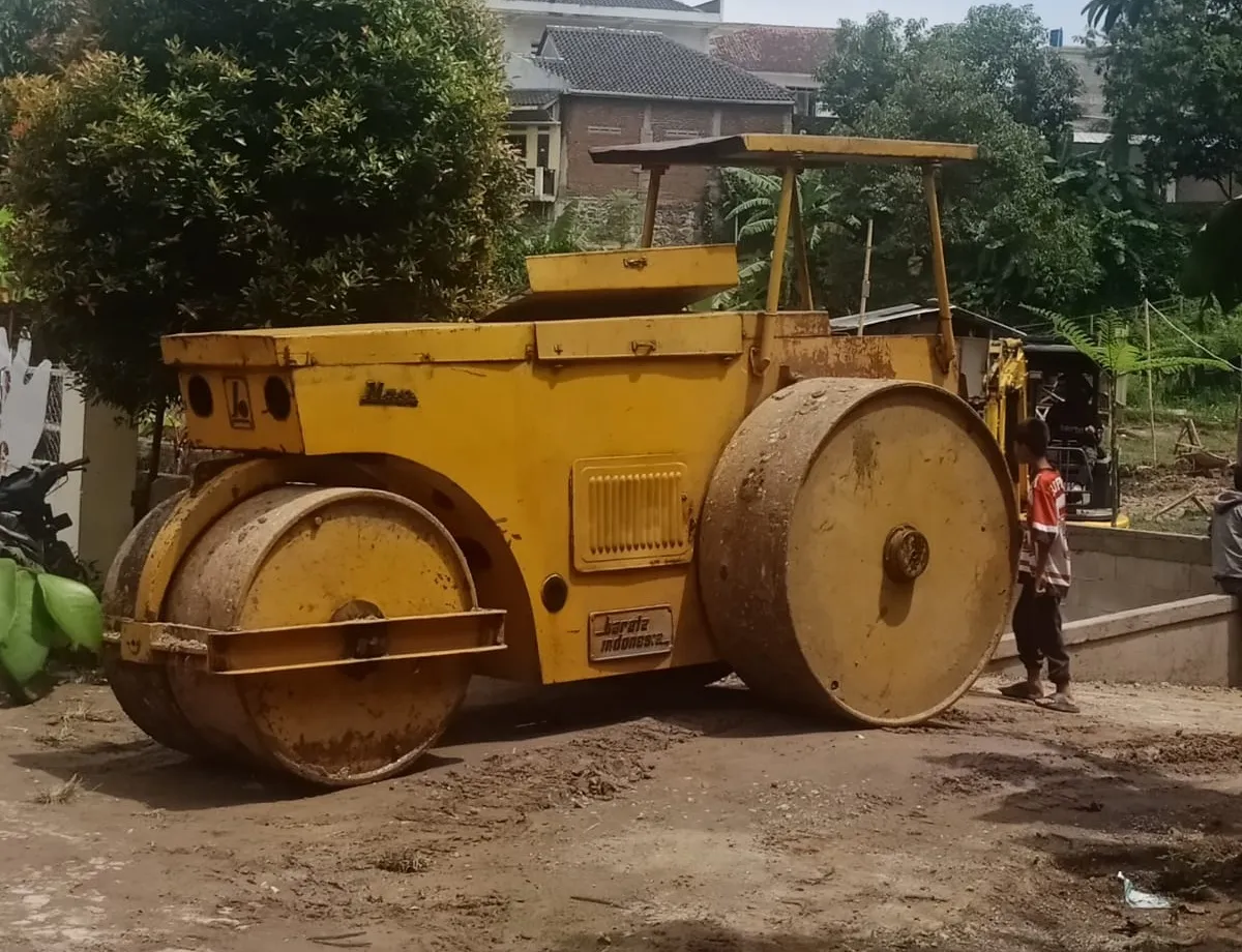 Stum atau vibro roller yang sedang parkir. (Sumber: Dokumentasi Penulis)