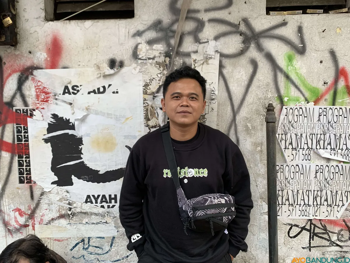 Gugun Wiguna, generasi muda penjual arloji di Jalan ABC. (Sumber: ayobandung.id | Foto: Halwa Raudhatul)