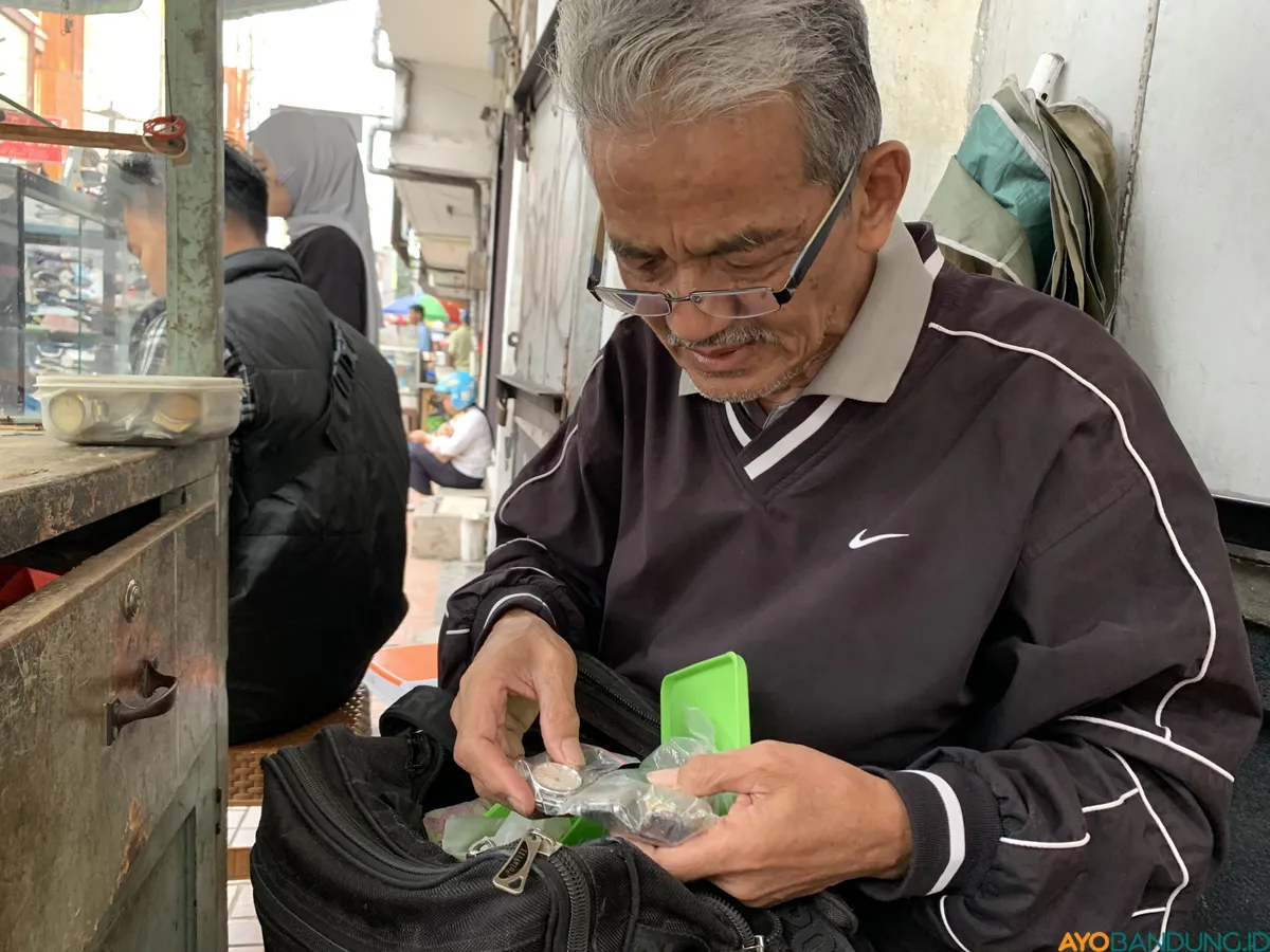 Jana (67) sudah berjualan arloji di sekitaran Jalan ABC sejak 1980-an. (Sumber: ayobandung.id | Foto: Halwa Raudhatul)