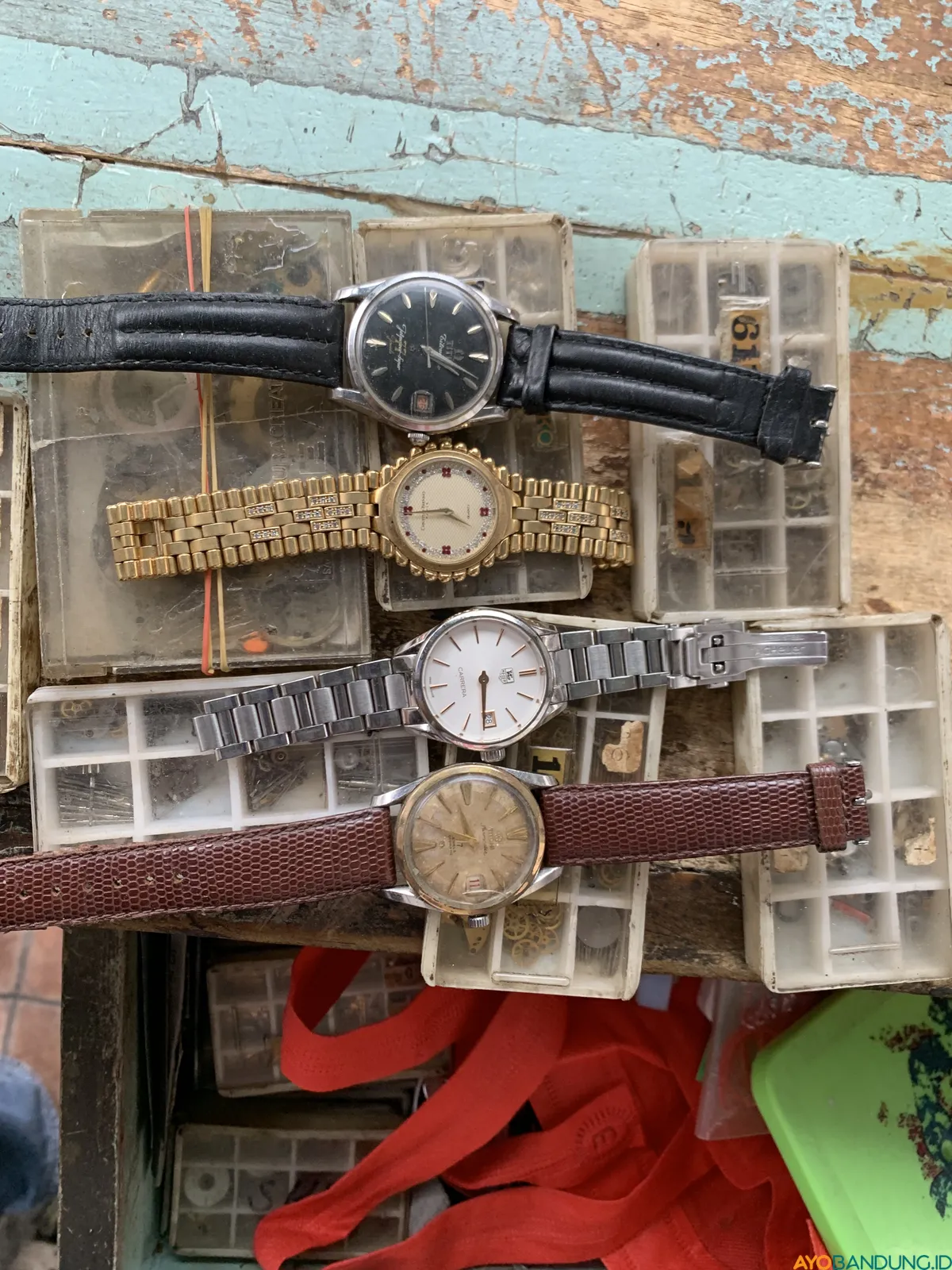 Arloji jadul di lapak milik Jana. (Sumber: ayobandung.id | Foto: Halwa Raudhatul)