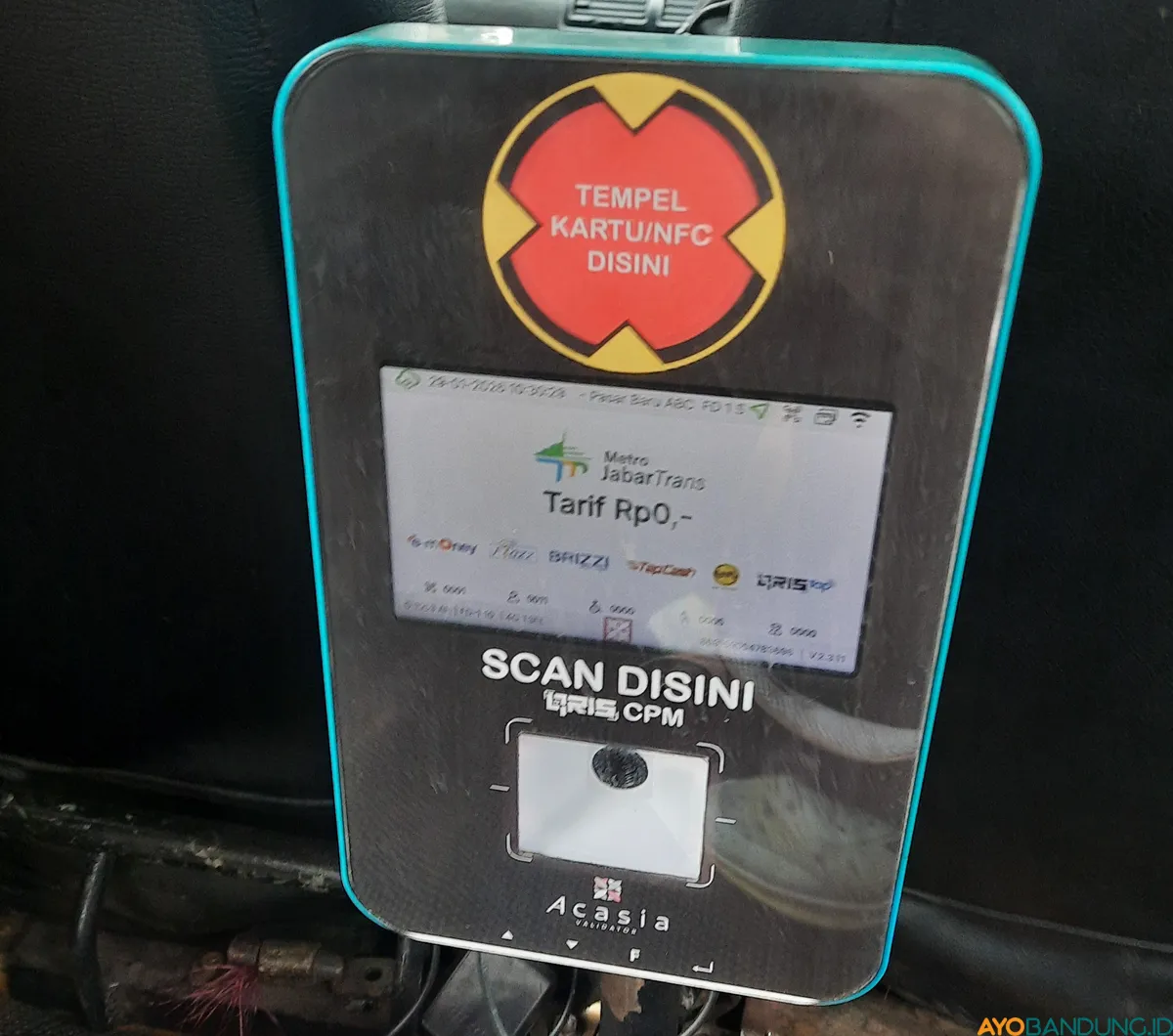 Metode pembayaran feeder MJT menggunakan tapcash atau E-Money. (Sumber: ayobandung.id | Foto: Nisrina Nuraini)