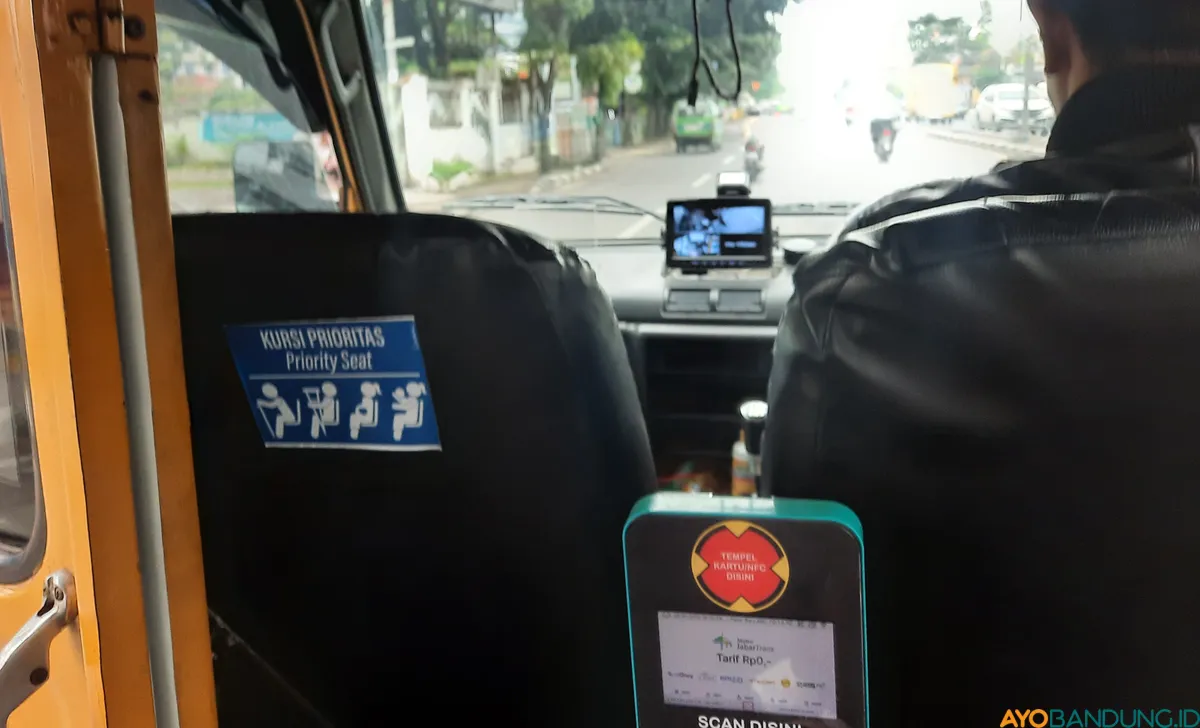 Pergerakan Feeder Metro Jabar Trans (MJT) terpantau secara digital melalui Advance Driver Assistance System yang dapat mendeteksi kondisi sopir dan juga GPS. (Sumber: ayobandung.id | Foto: Nisrina Nuraini)