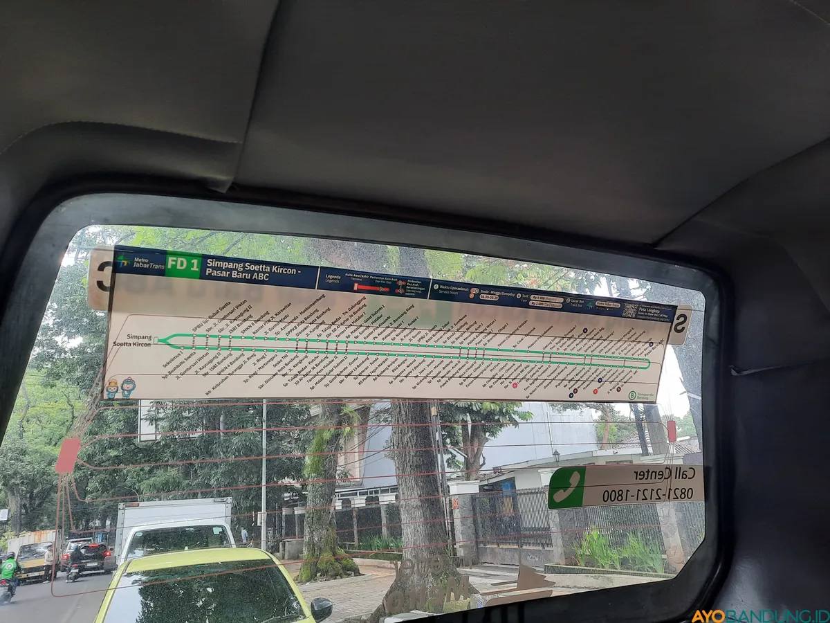 Rute feeder MJT ditempel di kaca bagian belakang angkot. (Sumber: ayobandung.id | Foto: Nisrina Nuraini)