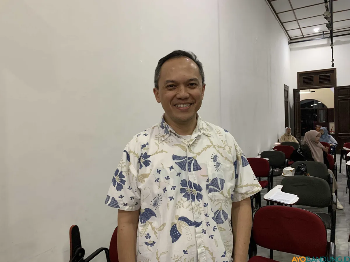 Ketua Bandung Heritage, Aji Bimarsono. (Sumber: ayobandung.id | Foto: Halwa Raudhatul)