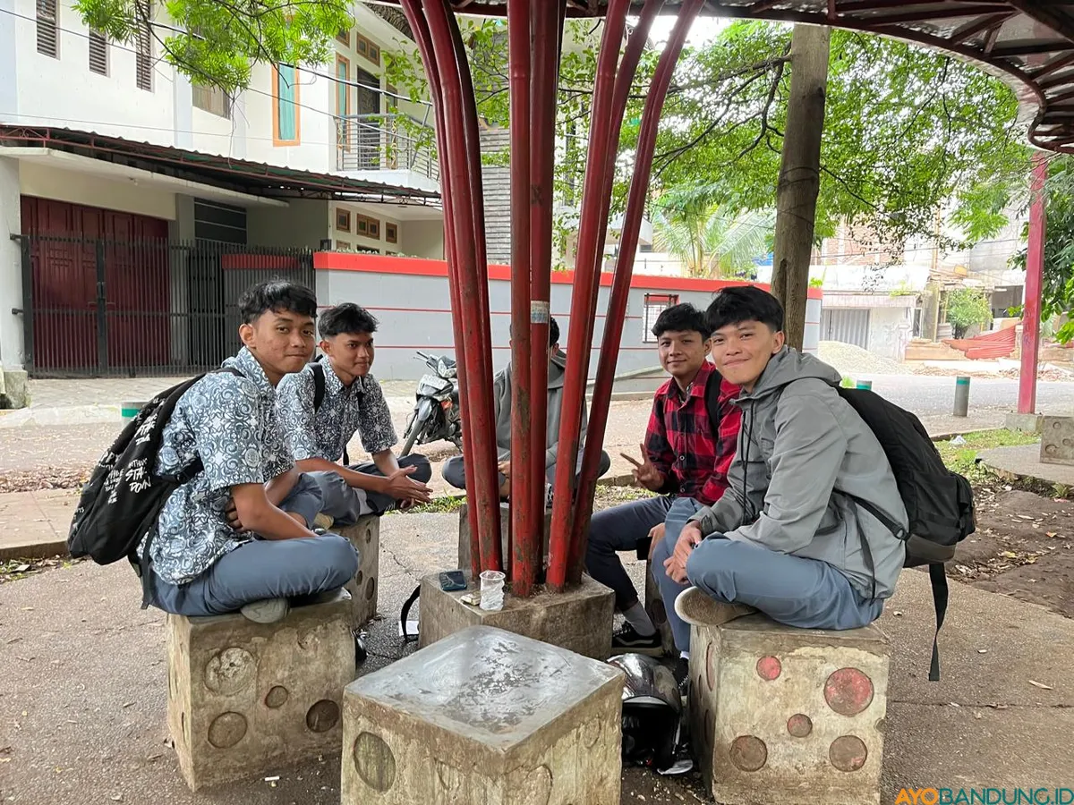 Pelajar menggunakan Alun-alun Regol sebagai tempat santaii dan ngobrol-ngobrol. (Sumber: ayobandung.id | Foto: Ilham Maulana)