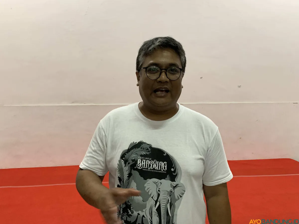 Sejarawan dan penulis buku Kado Untuk Bandung, Yudi Hamzah. (Sumber: ayobandung.id | Foto: Halwa Raudhatul)